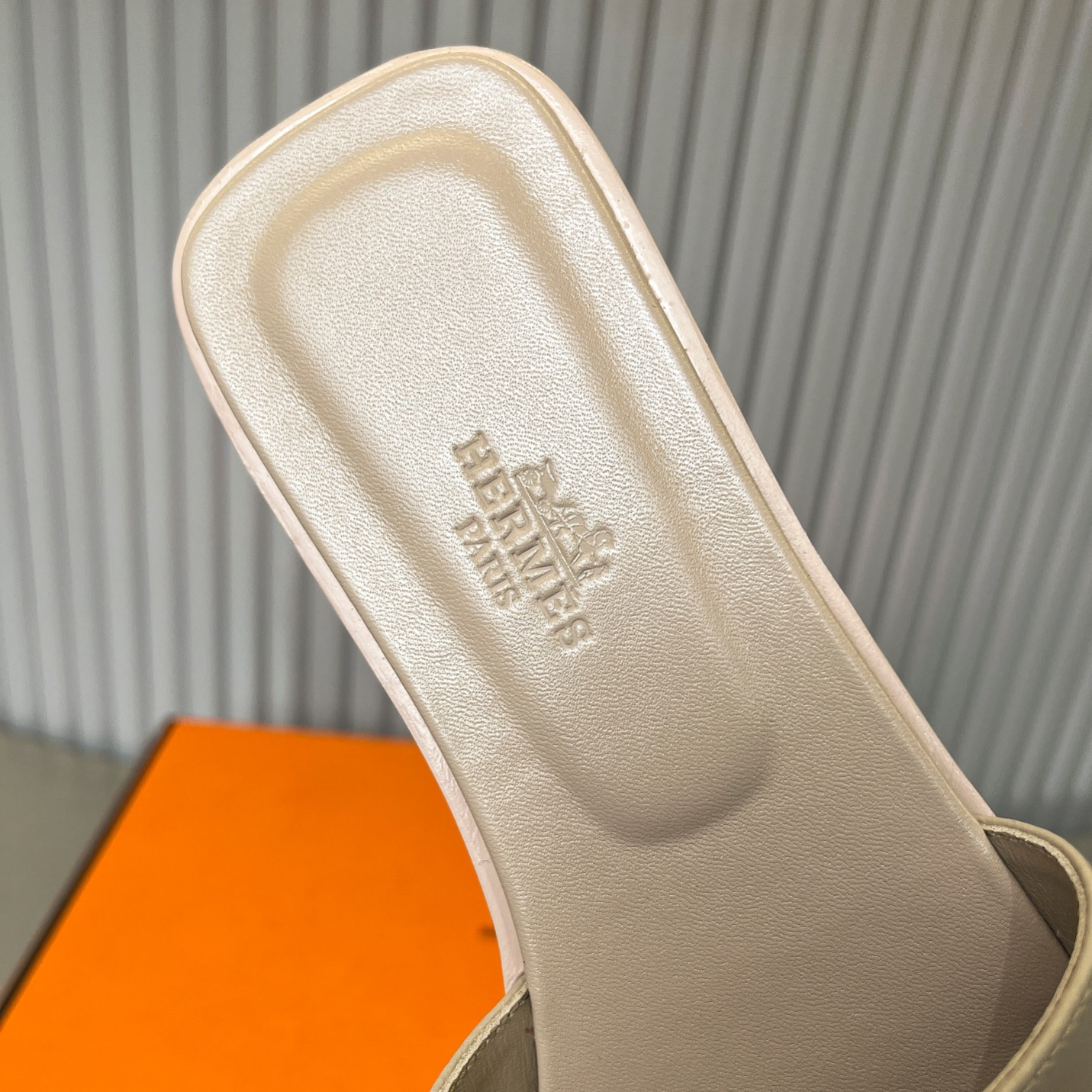 UA Hermès Oran sandal