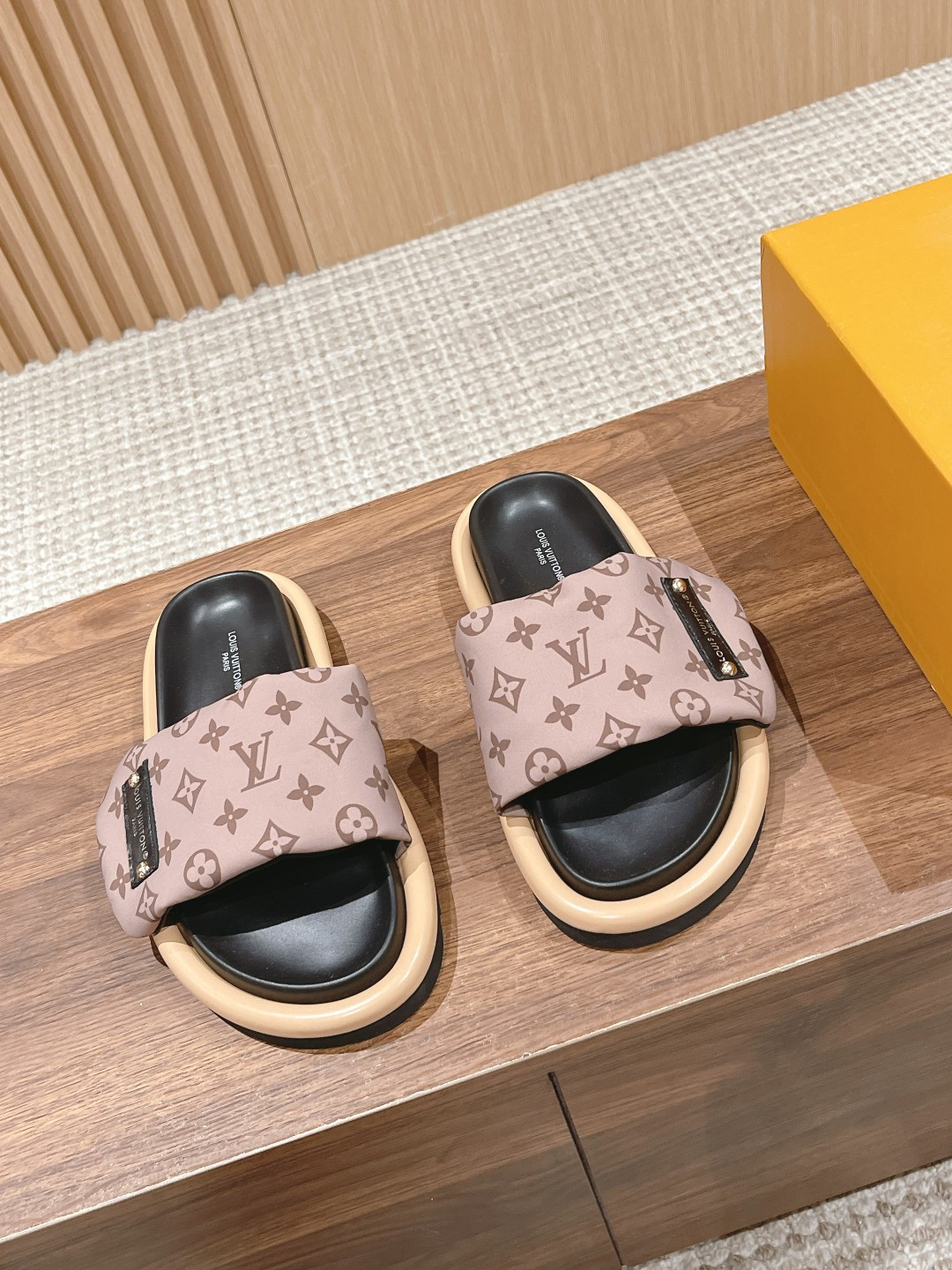 UA LV Pool Pillow Flat Comfort Mule