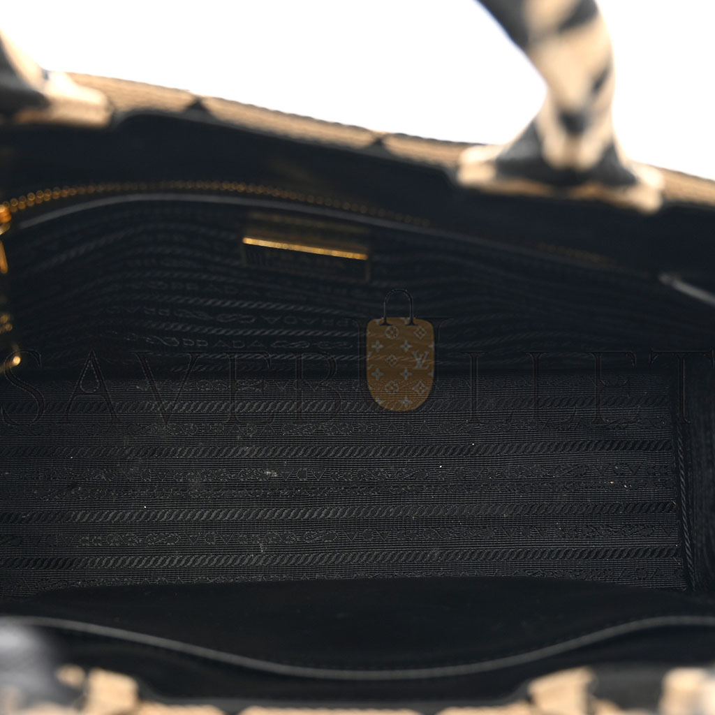 Pra*a jacquard saffiano triangolo symbole embroidered small tote black corda (29*22*9cm)