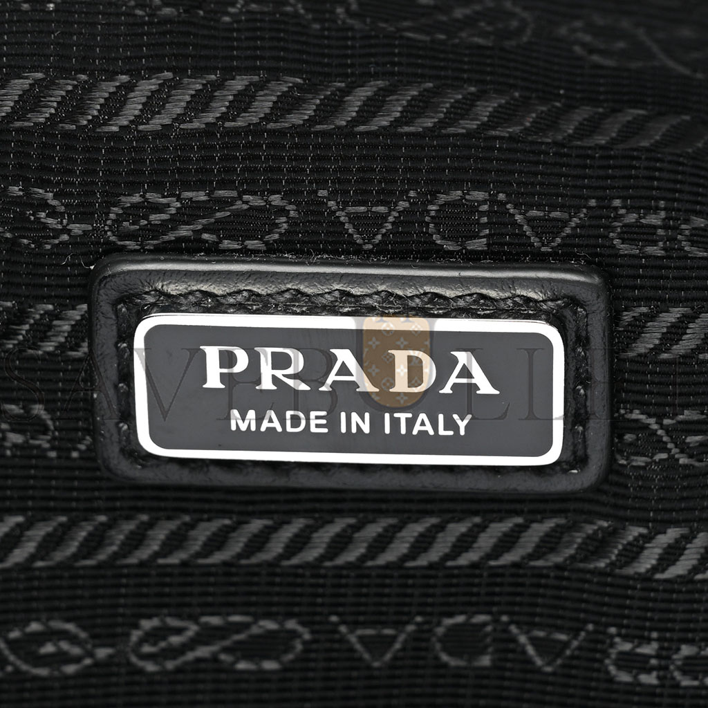 Pra*a saffiano triangle wristlet black (27*15*8cm)